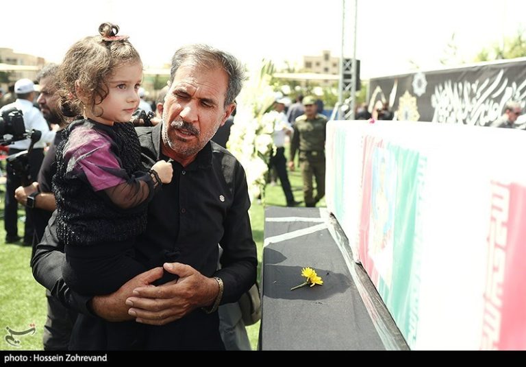 روایتی جانسوز از تشییع شهدای پلیس راهور؛ “یواش گریه کنید، بابام بیدار میشود!” + فیلم