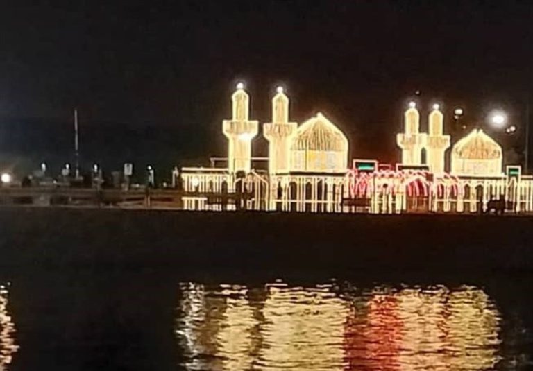 رونمایی از بزرگترین المان نوری عاشورایی در دریاچه شهدای خلیج فارس + تصاویر