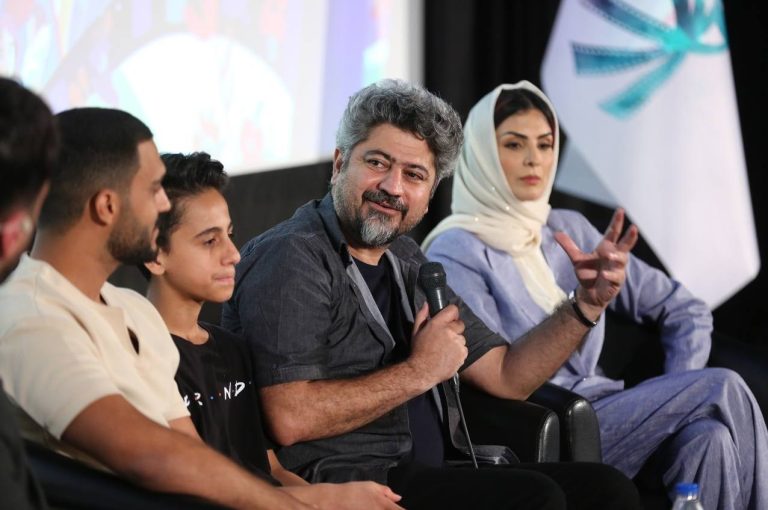 سخنان عجیب سازنده “هوک” درباره کارخانههای تعطیل شده در سیستان و بلوچستان/ کارگردان “در آغوش درخت” استادش را معرفی کرد!