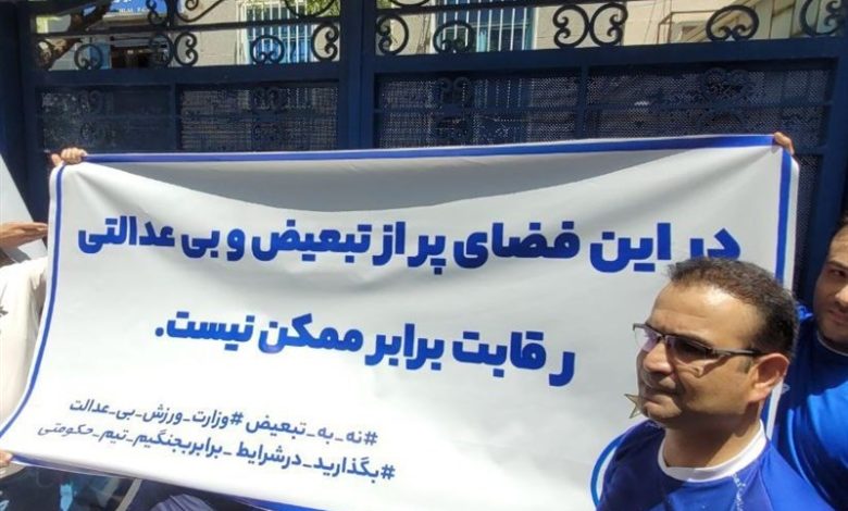 شعار هواداران استقلال علیه وزیر ورزش و رئیس سازمان خصوصی‌سازی! + عکس و فیلم