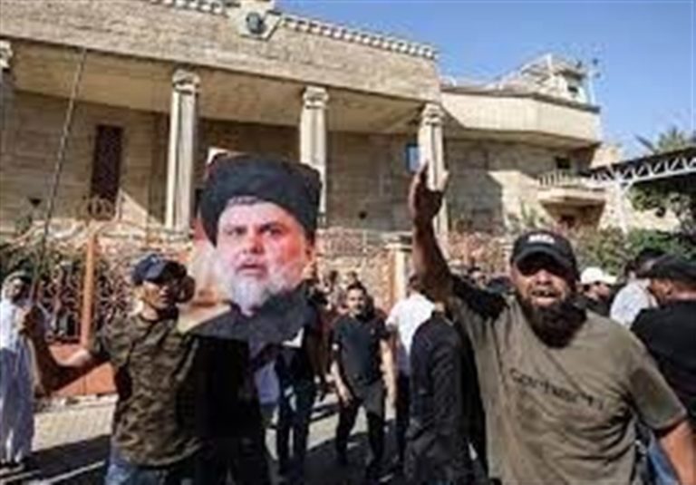 عراقیها سفارت سوئد در بغداد را به آتش کشیدند