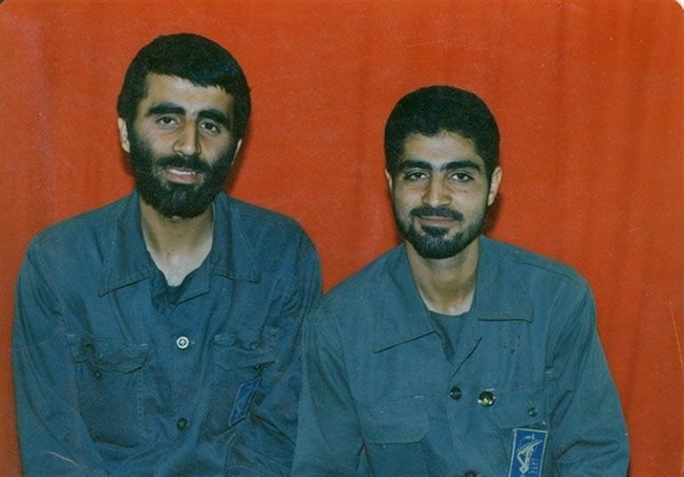 فرماندهای با دکمههای لنگه به لنگه کنار حاج قاسم + عکس