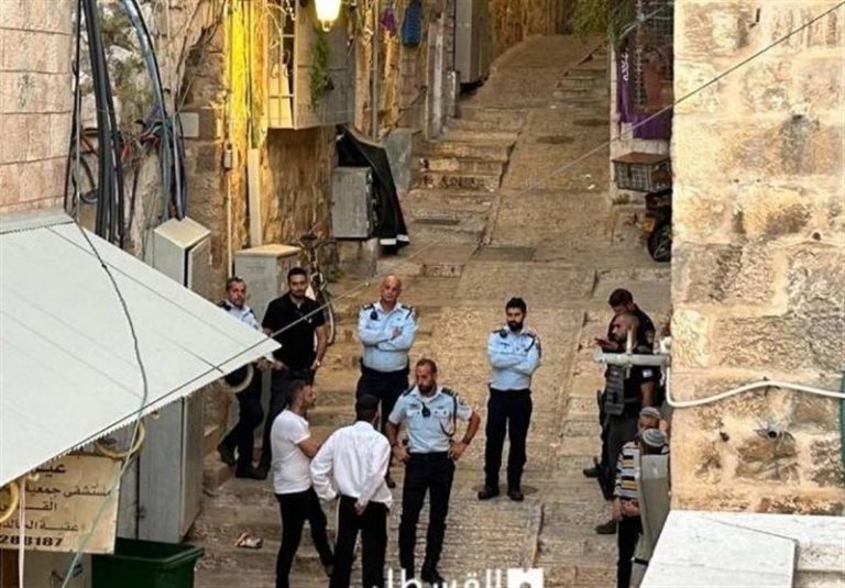 قلدرمآبی بهسبک اشغالگران| اخراج اجباری یک خانواده فلسطینی و اسکان شهرکنشینان صهیونیست در منزلشان +فیلم