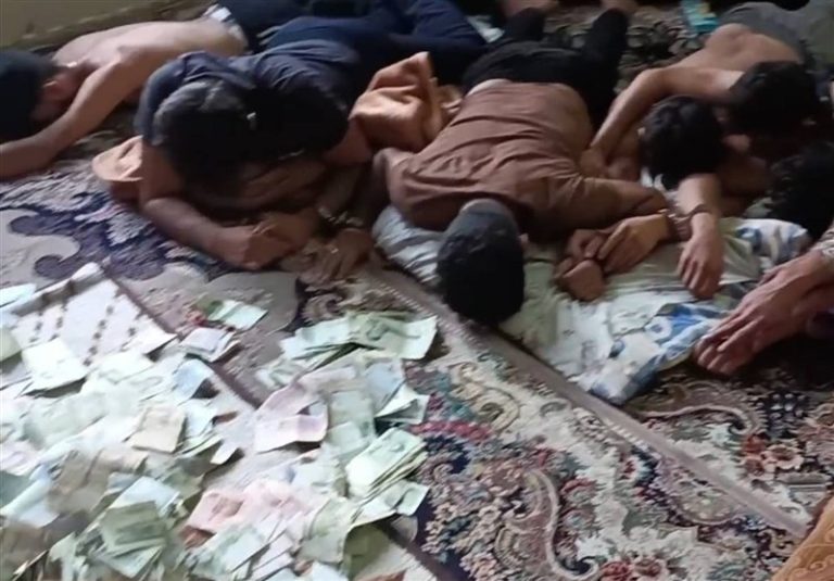 مأموران پلیس اطلاعات رشوه ۱۰۰میلیونی را رد کردند/ دستگیری باند مسلح “ر.م.” + تصاویر