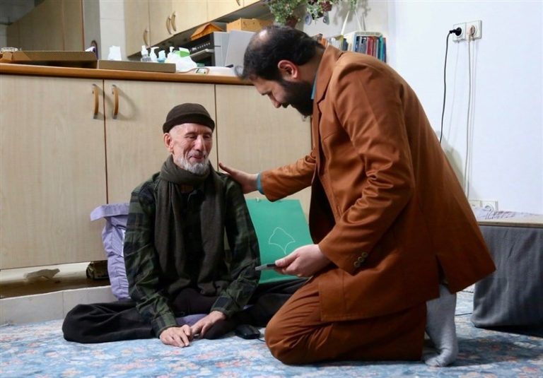 مدیرکل هنرهای تجسمی به دیدار نقاش جانباز «حسین نوری» رفت
