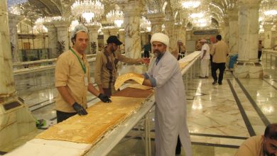 مراحل آماده سازی کیک غدیر در حرم مطهر حضرت علی (ع) + فیلم