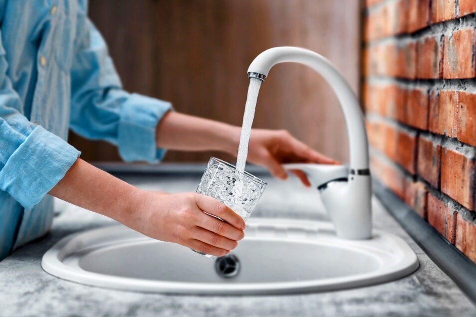 نیمی از شیرهای آب آشامیدنی آمریکا آلوده به مواد شیمیایی سرطانزا!