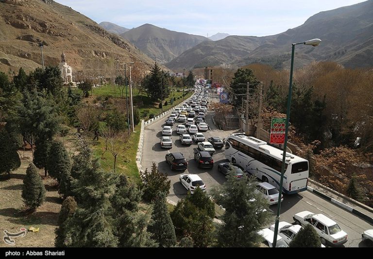 وضعیت راههای کشور؛ ترافیک سنگین در چالوس و هراز/ بارش باران در جادههای برخی استانها
