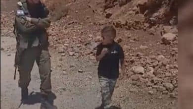 کودک فلسطینی خطاب به نظامی صهیونیست: اینجا خاک من است تو از اینجا برو! + فیلم