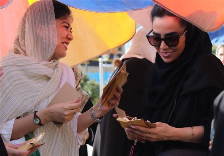 «یک ون لبخند»؛ هدیه گروه دانشجویی مثل هانیه به زنان و دختران تهران