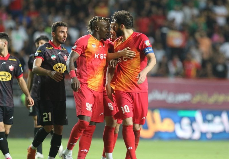 از پرتاب بطری تا ورود ۳ هوادار به داخل زمین/ درخواست مدافع پرسپولیس از اهوازیها