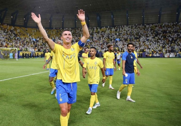 امضا گرفتن رونالدو از داور عربستانی!