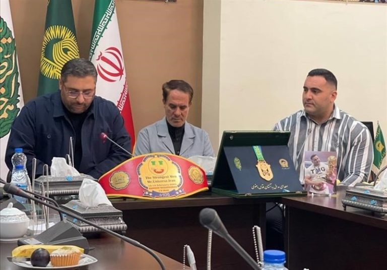اهدای مدال قهرمان قویترین مردان مستریونیورس به موزه آستان قدس رضوی