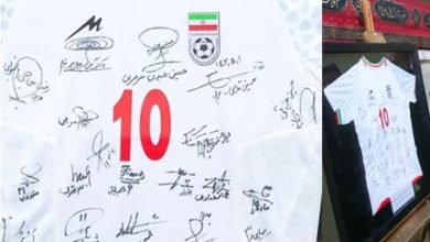 اهدای پیراهن تیم ملی فوتبال نوجوانان به امام خامنه‌ای