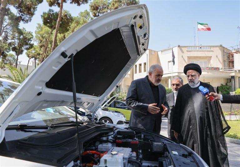 بازدید رئیسی از انواع خودروهای برقی هیبریدی