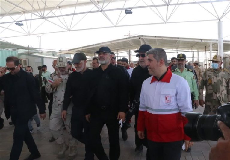 بازدید میدانی وزیر کشور از پارکینگ اربعین در مرز مهران/ گفتوگوی صمیمی با زائران و رانندگان اتوبوس + فیلم