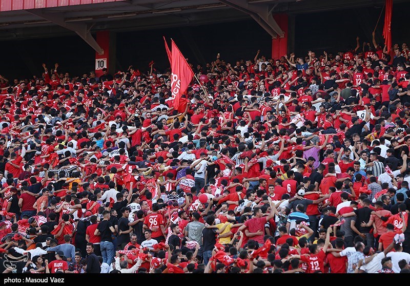 حاشیه دیدار تراکتور – الشارجه| شکستن شیشه جایگاه خبرنگاران و شعار علیه بازیکنان تراکتور + فیلم