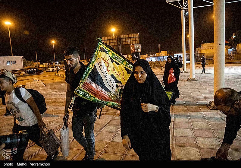 حالوهوای شبانه عبور زائران از مرز چذابه/ همه “بیقرار بینالحرمین” شدهاند + فیلم