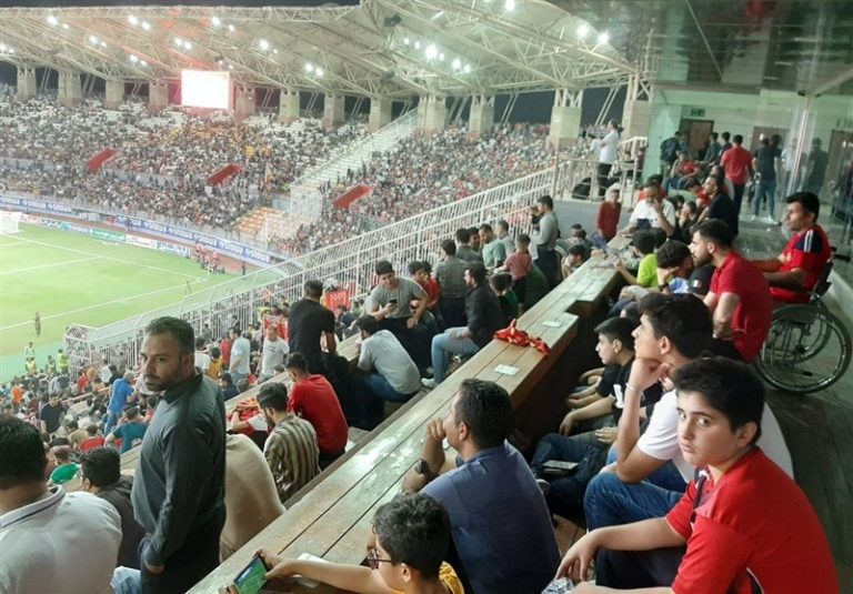 درگیری ۲ بازیکن پرسپولیس و فولاد پس از سوت پایان نیمه اول/ حضور افراد متفرقه در جایگاه خبرنگاران