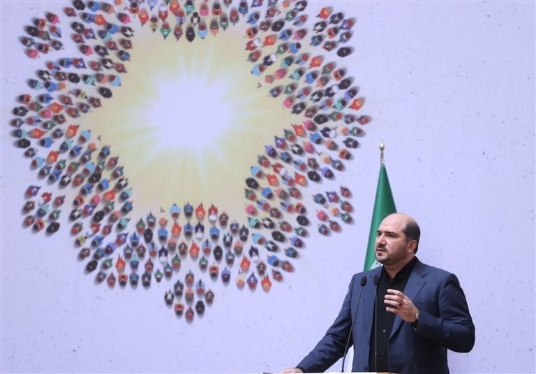 دولت مصلحت کلان کشور را در نظر گرفته و وارد بازیهای سیاسی نمیشود