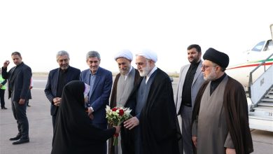 رئیس قوه قضائیه وارد شیراز شد/ ادای احترام اژه‌ای به مقام شامخ شهدای جنایت تروریستی ۴ آبان