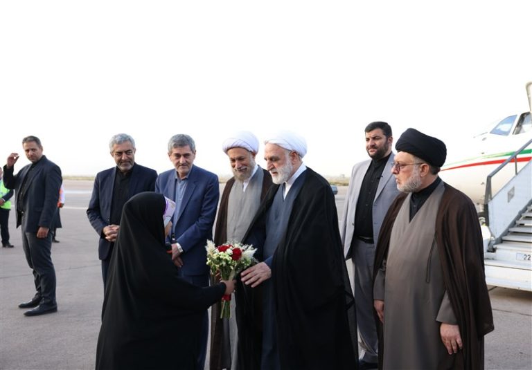 رئیس قوه قضائیه وارد شیراز شد/ ادای احترام اژهای به مقام شامخ شهدای جنایت تروریستی ۴ آبان