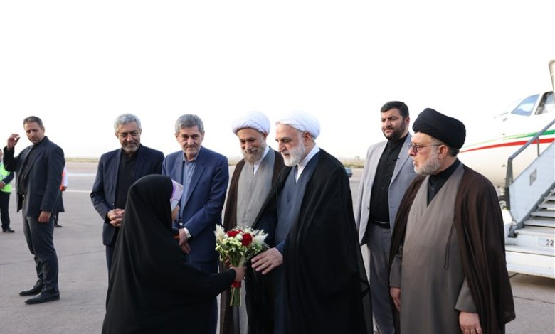 رئیس قوه قضائیه وارد شیراز شد/ ادای احترام اژه‌ای به مقام شامخ شهدای جنایت تروریستی ۴ آبان