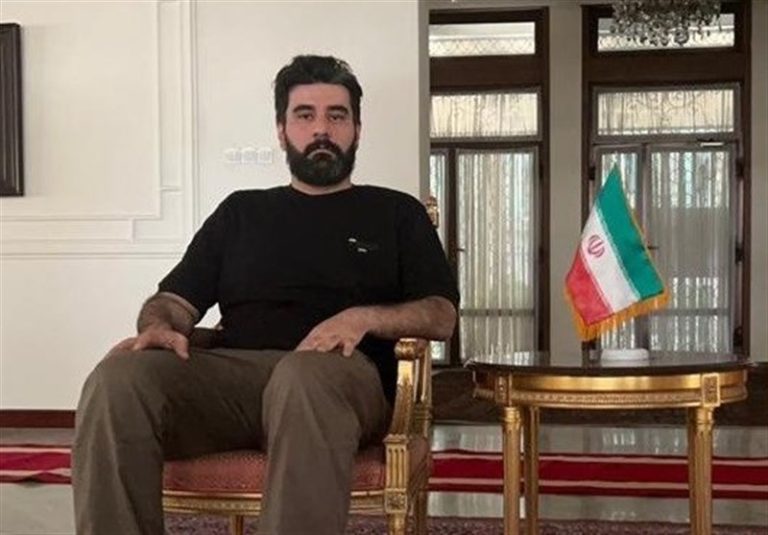 «محمدحسین ولایتی» عکاس برگزیده های ایران شب گذشته تحویل سفارت ایران در کابل شد