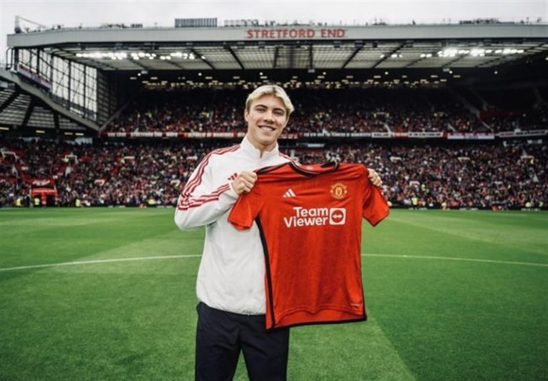 منچستریونایتد از هویلون رونمایی کرد