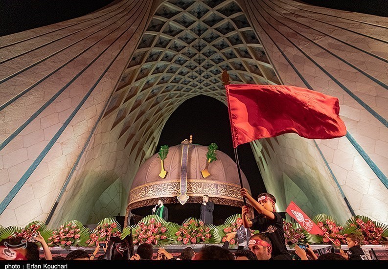 نمایشی متفاوت از اجرای سرود “عزیز دلم حسین” در میدان آزادی