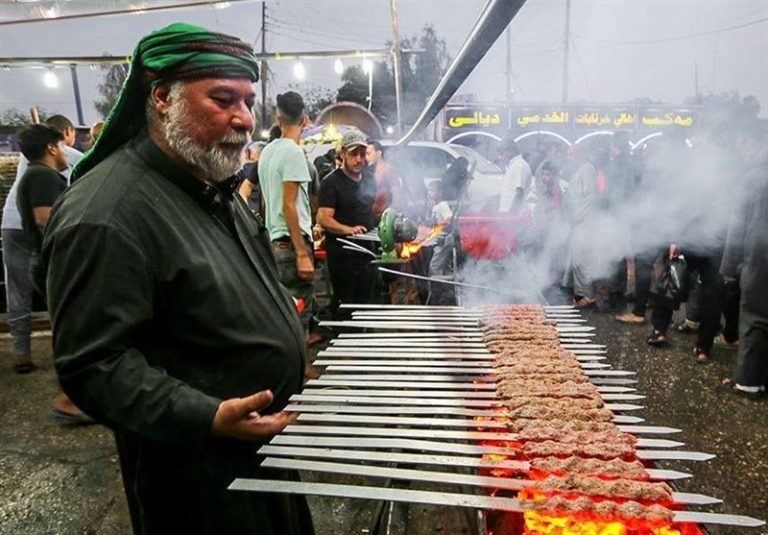 وفور پذیرایی، غذای گرم و آب خنک برای زائران اربعین ۴۰۱ در سمت عراق/ علت تدارکات حداقلی برای زائران در سمت ایران چه بود؟