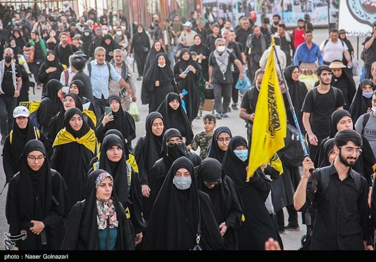 گزارش خبرنگار برگزیده های ایران از مهران/ حضور انبوه زائران اربعین در نقطه صفر مرزی/ اندک اندک جمع مستان میرسند + فیلم