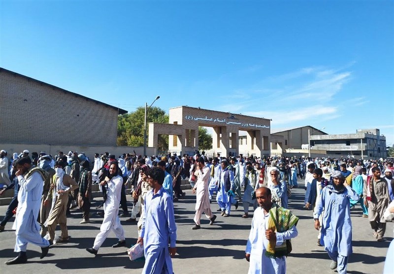 آرامش زاهدان پس از نماز جمعه امروز مسجد مکی/ تیرِ تحریکِ تجزیهطلبان و منافقان به سنگ خورد + فیلم