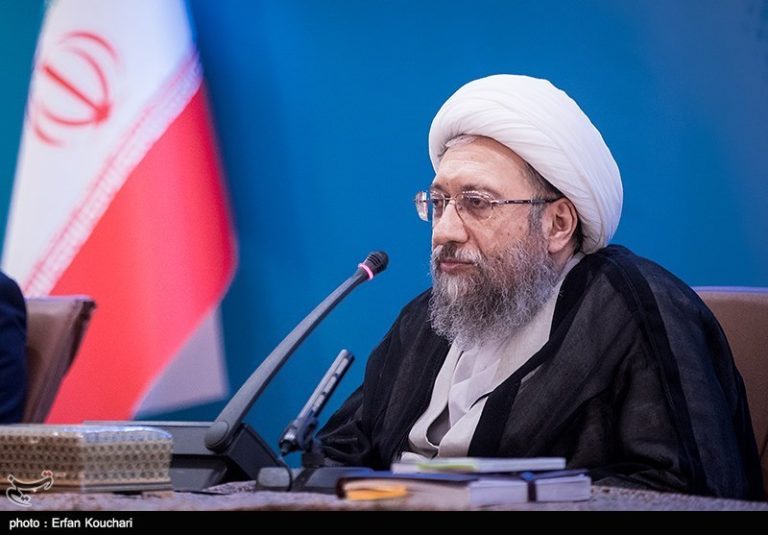آملی لاریجانی: نمایندگان مجلس که در مقام تقنین قرار دارند خودشان قانون را رعایت کنند