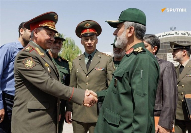 بازدید وزیر دفاع روسیه از پهپادها و سامانههای موشکی سپاه
