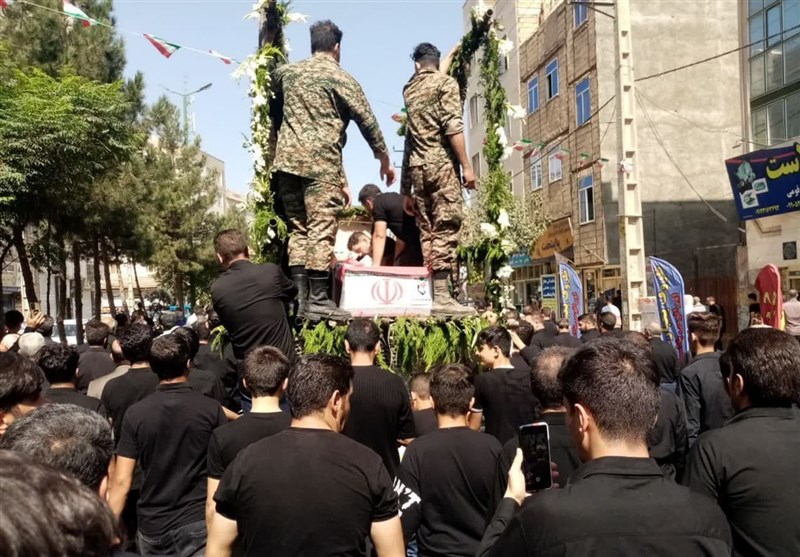 تشییع باشکوه شهید مدافع حرم در بهارستان/ پیکر شهید “رستمی” در امامزاده لطیف (ع) آرام گرفت + فیلم