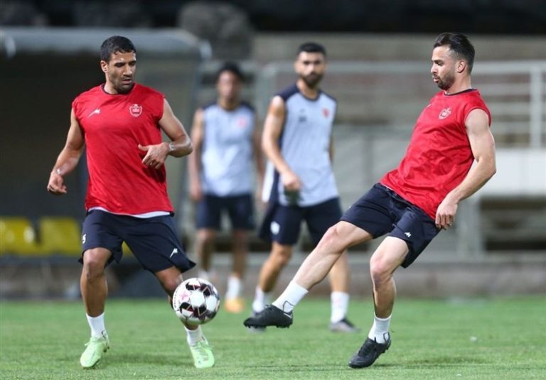 تمرین حفظ توپ پرسپولیس در روز فیزیوتراپی بیرانوند