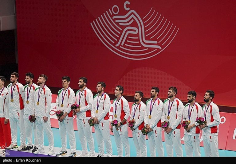 حضور پدر شهید حججی در مراسم اهدای مدال تیم ملی والیبال ایران