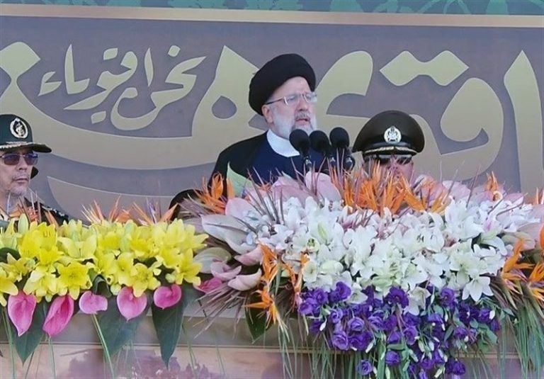 رئیسی در رژه ۳۱ شهریور: اجازه نمی دهیم هیچ گروه تروریستی مسلحی در اطراف ایران باشد/ وضعیت مرزها باید حفظ شود