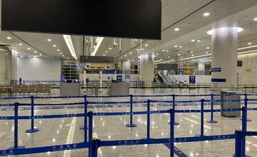 زبان فارسی در فرودگاه شانگهای/بفرمایید ‌پاسپورت بدهید