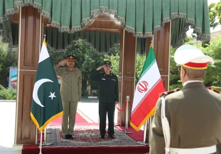 سرلشکر باقری حمله انتحاری علیه نیروهای نظامی پاکستان را محکوم کرد