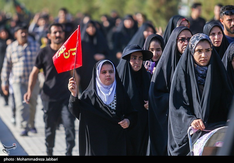 سیل خروشان جمعیت عاشقان سالار شهیدان به سمت حرم عبدالعظیم حسنی(ع) / اجرای پویش من هم آنجا هستم + فیلم و عکس