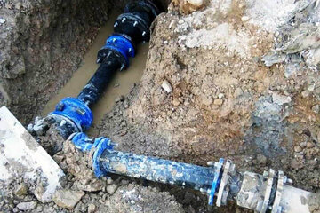 شکستگی دوباره لوله آب مدرس ارومیه و قطع آب دهها خانوار