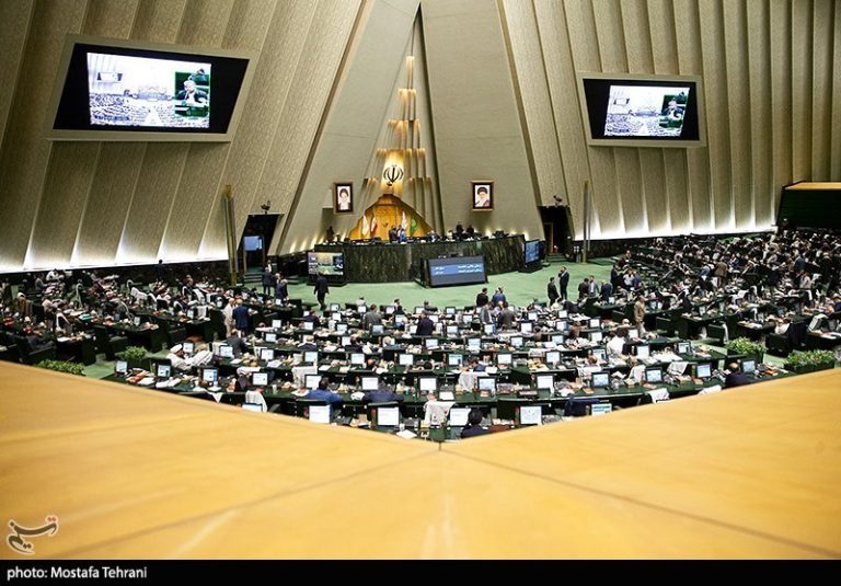 صادرکنندگان خرد ارز حاصل از صادرات را در مرکز مبادله ارز و طلا عرضه میکنند