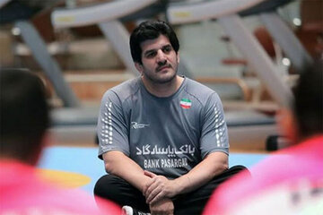 عکس| رسول خادم در حال کمک به مردم سیل زده آستارا