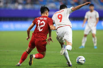 عکس| لایی زیبای بازیکن امید ایران به داور!