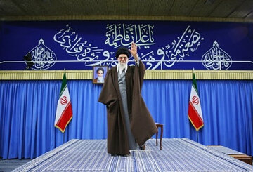 عکسی خاص از رهبر انقلاب مقابل آخرین تصویر به جا مانده از بارگاه امام حسن(ع)