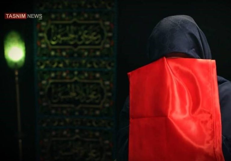 لحظاتی که هنرمندان با پرچم امام حسین(ع) روبرو میشوند/ بغض و احساساتی که در هم میشکند + فیلم