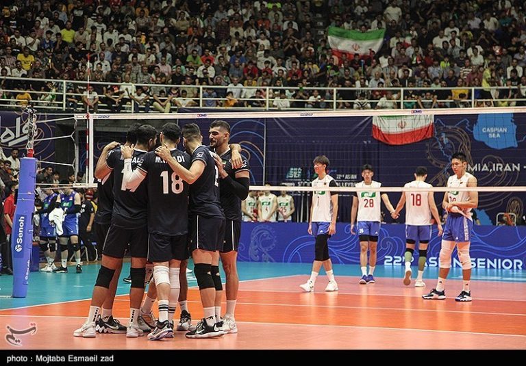 نجاتی: عطایی تحت فشار است و بازیکنان در همه کارها دخالت میکنند/ نباید یک مربی را مثل مترسک روی نیمکت بنشانیم