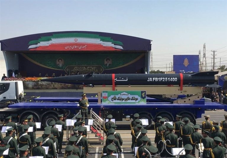 نمایش موشک هایپرسونیک «فتاح» و کروز «پاوه» سپاه در رژه نیروهای مسلح